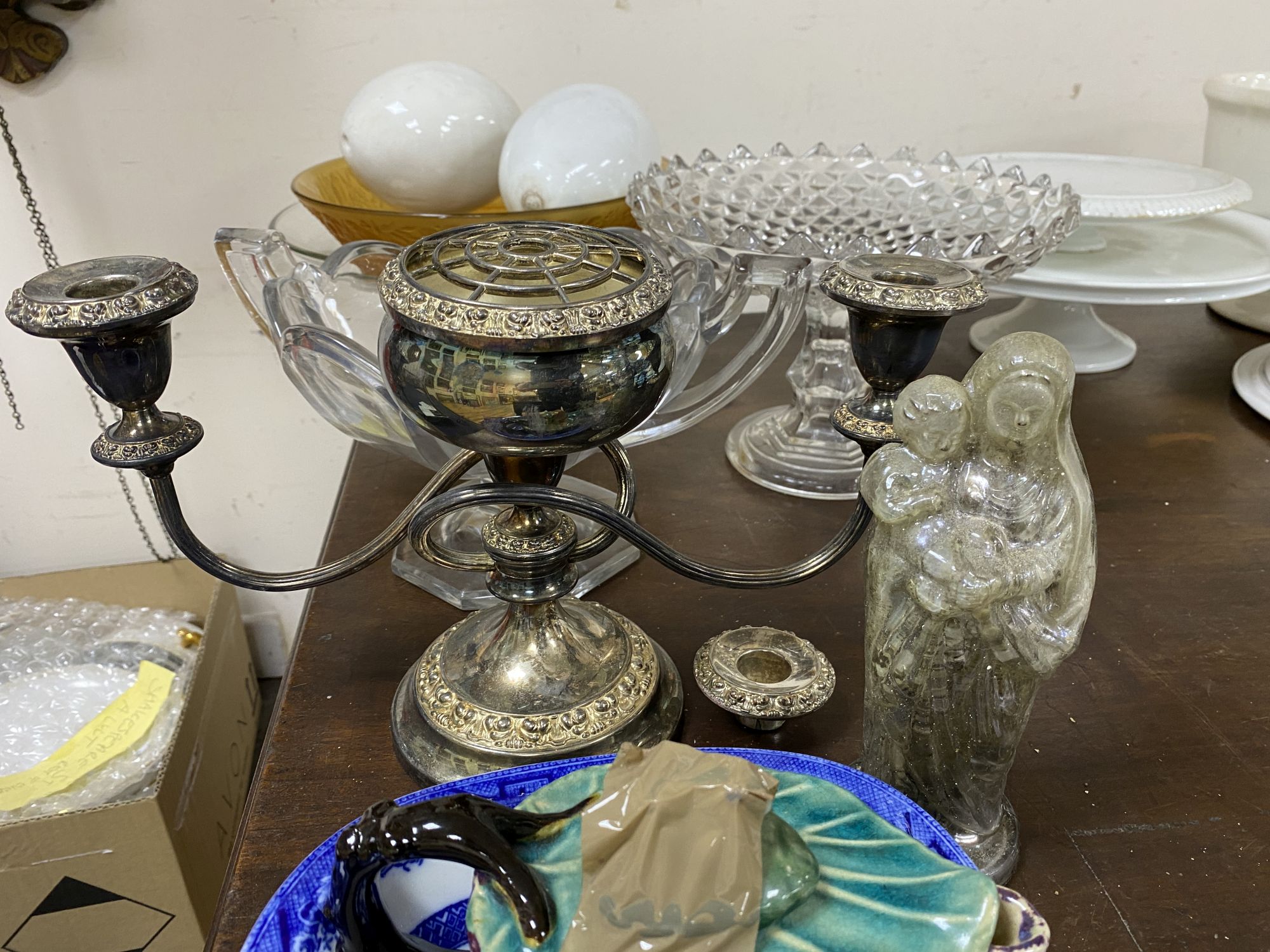 A mixed collection of collectables including glass, metalware and ceramics